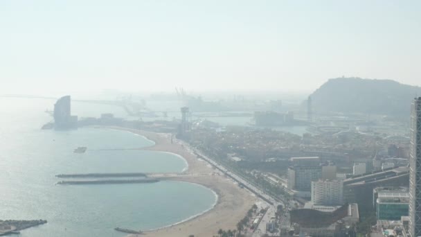AERIAL: Barcelona, Španělsko Široký Drone Shot of City and Ocean s loděmi v zálivu — Stock video