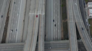 Bulutlu Bulutlu Gün 'de Los Angeles, Kaliforniya' da az araba trafiği olan 110. 