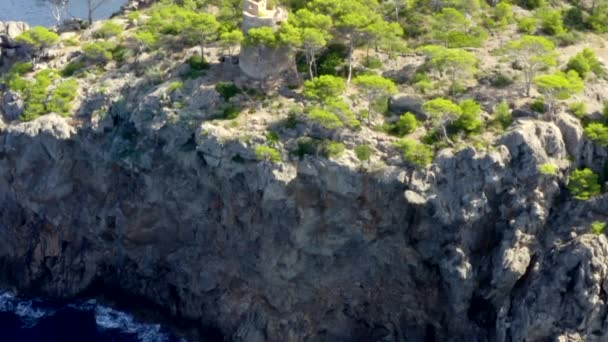 AERIAL: Sobre la línea de costa hermosa de la isla tropical Mallorca, España con el océano y el agua azul en verano, Vacaciones de día, Viajar, Soleado, Olas — Vídeo de stock