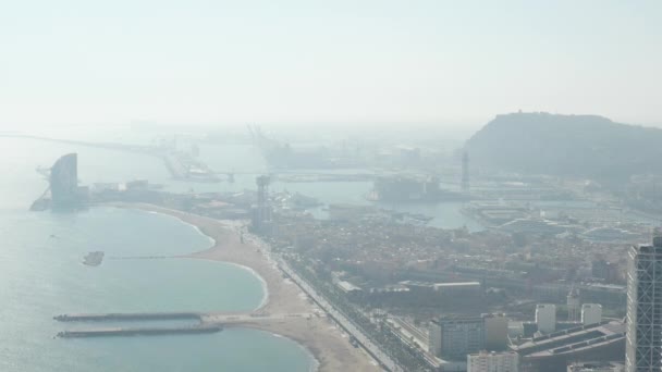 AERIAL: Barcelona, Spanien Weitreichende Drohnenaufnahmen von Stadt und Ozean mit Booten in der Bucht — Stockvideo