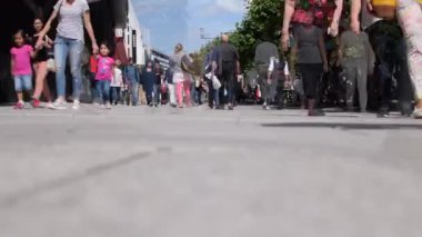 Pazar günü Frankfurt 'ta yürüyen insanların olduğu kalabalık bir yer ana cadde, Almanya, Zeil Low shot 