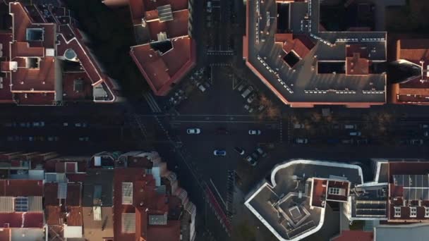 AERIAL: Overhead Drone Shot tipikus városi blokkok metszéspontja Barcelonában, Spanyolországban, gyönyörű napfényben — Stock videók