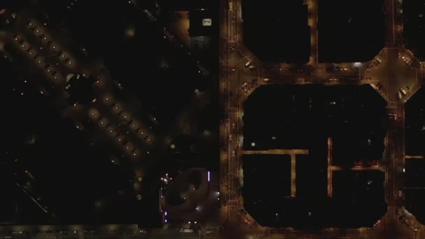 AERIAL: Barcelona Overhead Drone Shot of typical City Blocks at Night with Beautiful City Traffic lights — 图库视频影像