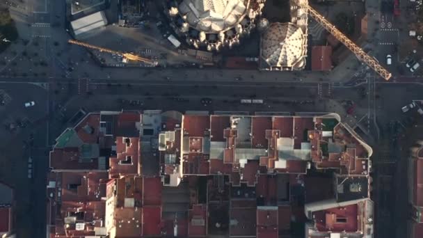 AERIAL: Tiro aéreo de La Sagrada Familia con grúas en la hermosa ciudad Sunny Haze sobre Barcelona, España — Vídeo de stock