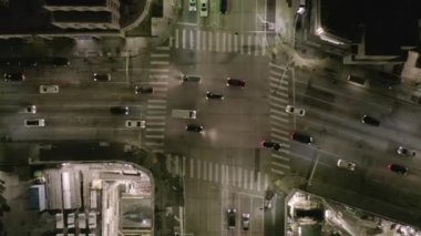 Parlayan Sokaklar ve Şehir Trafik Işıkları ile Kavşak Sokağında Büyük İnşaat Alanı ve Yerdeki Delikler 