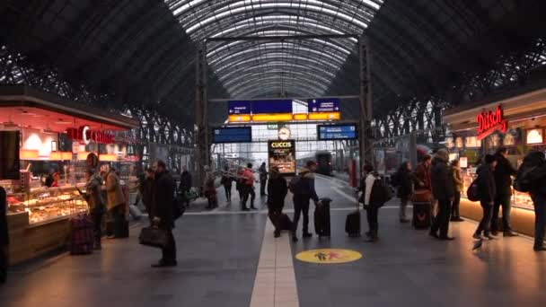 スローモーション:中央駅交通スーツケースを持って通過する人々,フランクフルトに到着した列車は、メイン午前,ドイツ室内,旅行, Hauptbahnhof — ストック動画