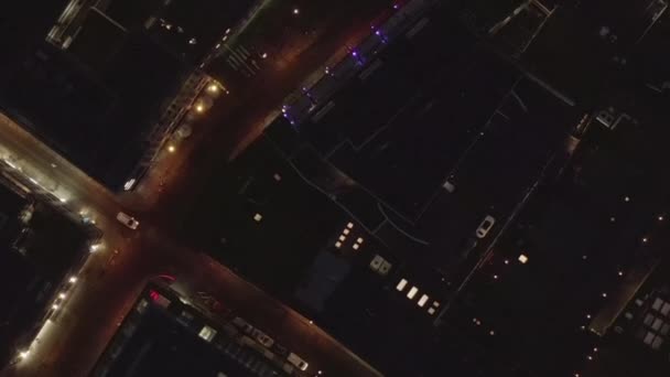 AERIAL: Slow Overhead Shot of City à noite com luzes e trânsito, Colônia, Alemanha — Vídeo de Stock