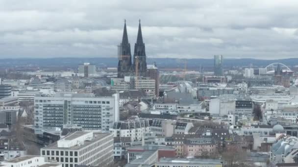 AERIAL: Wide Shot of Cologne Alemania desde el aire con la majestuosa Catedral en el día nublado — Vídeo de stock