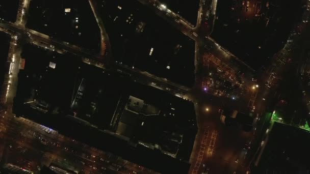 AERIAL: Slow Overhead Shot of City à noite com luzes e trânsito, Colônia, Alemanha — Vídeo de Stock