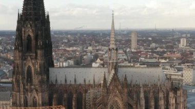 Güzel güneşli bir günde Köln Katedrali Skyline 