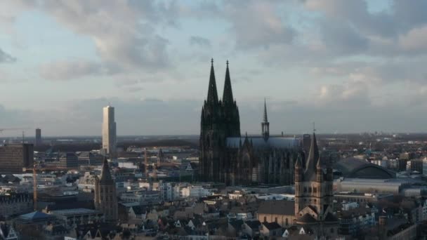 AERIAL: Breed beeld van Keulen Duitsland vanuit de lucht met majestueuze kathedraal op zonnige dag — Stockvideo