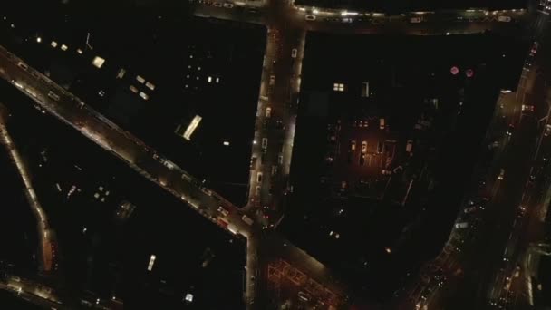 AERIAL: Slow Overhead Shot of City à noite com luzes e trânsito, Colônia, Alemanha — Vídeo de Stock