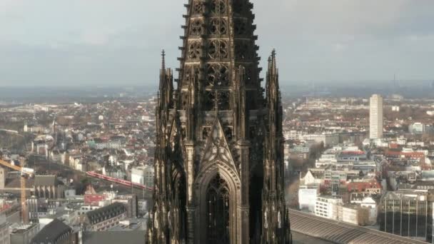 AÉRIAL : Gros plan de la cathédrale de Cologne deux tours brunes dans la belle lumière du soleil — Video