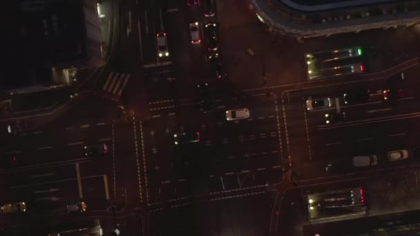 AERIAL: Bela sobrecarga Tiro de cruzamento ocupado à noite com o tráfego de automóveis e luzes da cidade — Vídeo de Stock