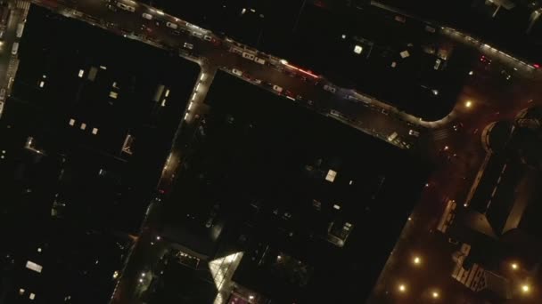 AERIAL: Slow Overhead Shot of City à noite com luzes e trânsito, Colônia, Alemanha — Vídeo de Stock