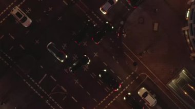 Gece araba trafiği ve şehir ışıklarıyla dolu güzel bir kavşak görüntüsü. 