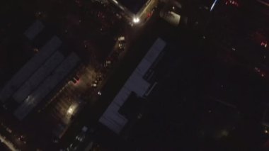 Gece Işıkları ve Trafik, Köln, Almanya 'nın Yavaş Tepeden Çekimi 