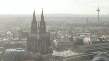 Köln Hohenzollern Köprüsü ve Katedral manzaralı Merkez Tren İstasyonu güzel puslu gün ışığında 