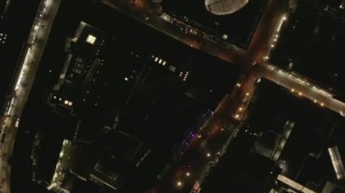 Gece Işıkları ve Trafik, Köln, Almanya 'nın Yavaş Tepeden Çekimi 