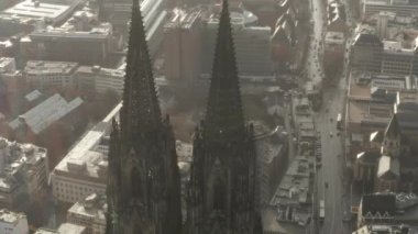 Köln Katedrali 'nin etrafında, yağmurlu, sisli güneş ışığında daire çizerek yaklaşın. 