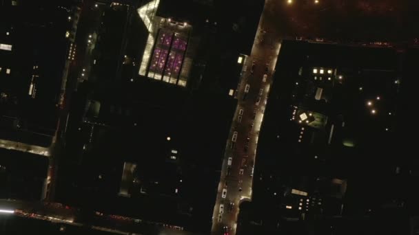 AERIAL: Lenta toma aérea de la ciudad por la noche con luces y tráfico, Colonia, Alemania — Vídeo de stock
