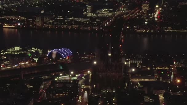 AERIAL: Lindo tiro sobre Colônia Alemanha à noite com luzes da cidade — Vídeo de Stock