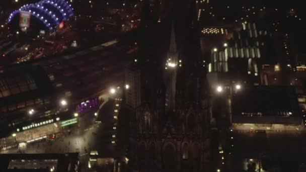 AERIAL: Vackra Wide Skott över Köln Tyskland på natten med stadsljus — Stockvideo