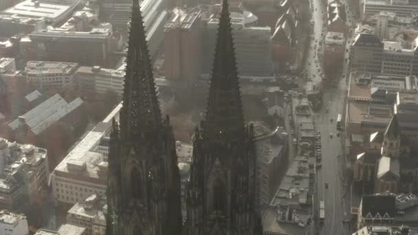 AERIAL: Close Up circulando em torno da Catedral de Colônia em bela luz solar nebulosa com chuva — Vídeo de Stock