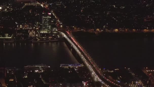 AERIAL: Prachtig breed schot boven Keulen Duitsland met Rijn en Brug Autoverkeer en Stadsverlichting — Stockvideo