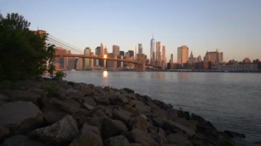 Manhattan şehir merkezi manzarası suya yakın Brooklyn Köprüsü ile Yaz Suyu 'nda Güzel Gün Doğumu Günışığı, Sabah 