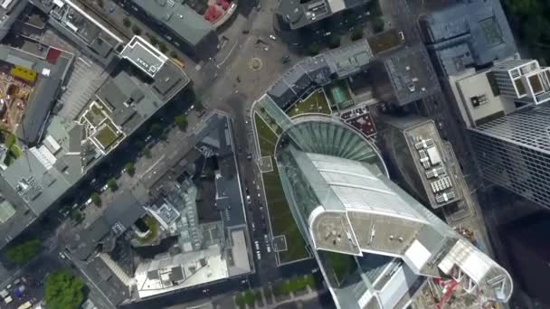 AERIAL: Impresionante vista panorámica de las aves de Frankfurt am Main, Alemania Skyline en verano Sunshine — Vídeo de stock