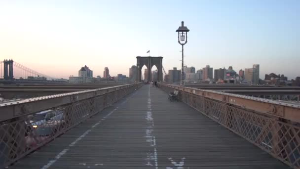 Auf der Brooklyn Bridge bei Sonnenaufgang im Sommer — Stockvideo