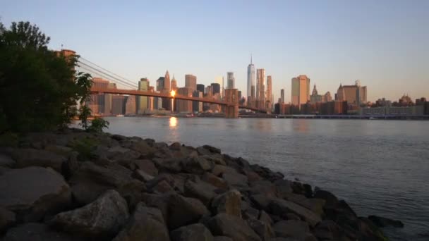 Downtown Manhattan Uitzicht dicht bij het water met Brooklyn Bridge in prachtige zonsopgang Zonlicht in de zomer Water, Morgen — Stockvideo