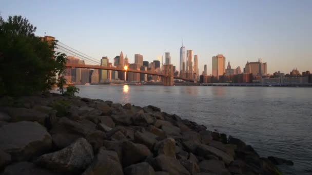 LOW MOTION: Downtown Manhattan View close to water with Brooklyn Bridge in Beautiful Sunrise Sunlight in Summer Water, Morning — Vídeo de Stock