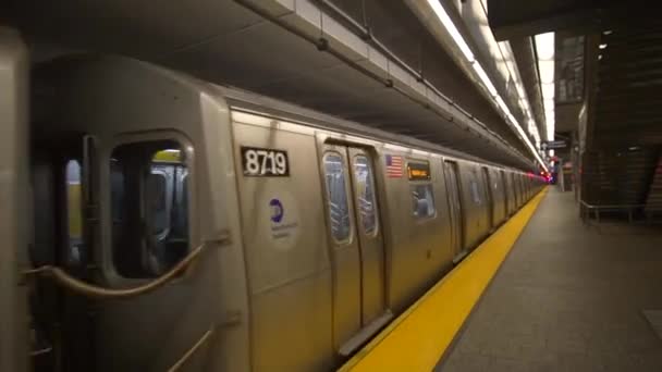 New York City U-Bahn fährt vorbei, Kamera folgt — Stockvideo