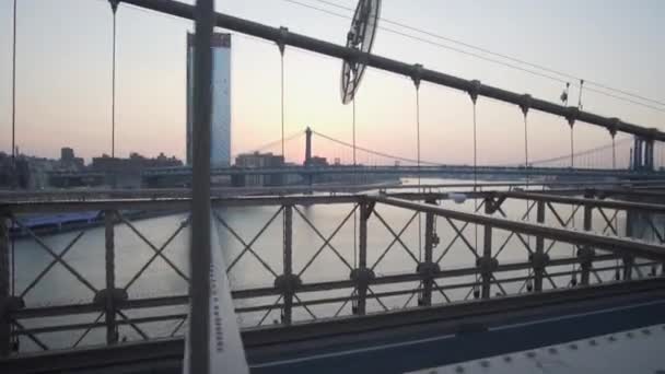 Op Brooklyn Bridge op zoek naar East River Geen mensen met auto 's, verkeer langs de brug zomer, Surise — Stockvideo