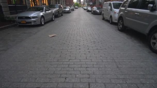 SLOW MOTION: Brooklyin Bridge View from Dumbo with dumbo apartment houses and parkked cars on the side in Summer in early morning light — Stockvideo