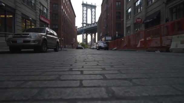 Broklyin Bridge View from Dumbo with dumbo apartment houses and parkked cars on the side in Summer in early morning light — Stockvideo