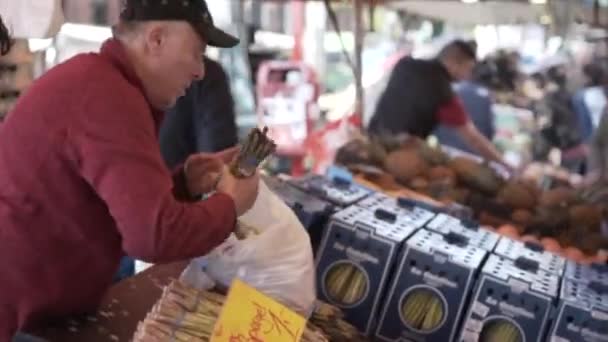 Mann übergibt Waren gegen Bares auf Wochenmarkt — Stockvideo