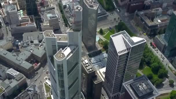 AERIAL: Zapierający dech w piersiach widok na Frankfurt nad Menem, Niemcy Skyline, Sunny z zachmurzeniem — Wideo stockowe