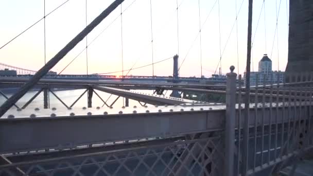 Sur le pont de Brooklyn donnant sur East River Pas de personnes avec des voitures, la circulation passant le pont été, Surise — Video