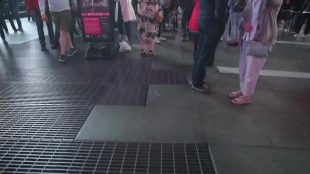 Crowded Times Square la nuit Touristes, Personnes, trottoir — Video