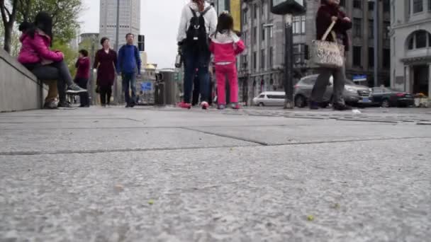 TIME LAPSE: Тротуар в Шанхае, Китай Пешеходы, проходящие мимо в пасмурный день — стоковое видео