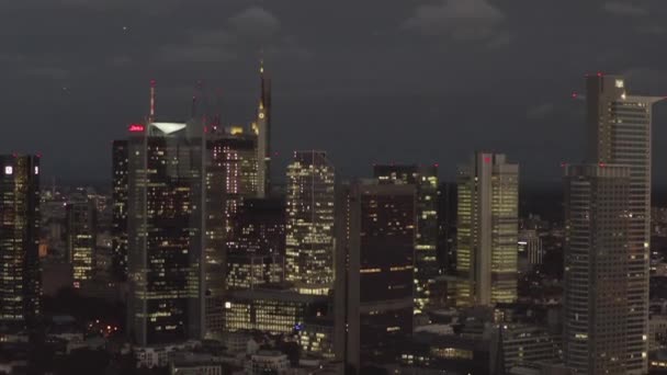 AERIAL: Cerca de Fráncfort del Meno, Alemania Skyline por la noche, Ciudad grande, Luces, Rascacielos — Vídeo de stock