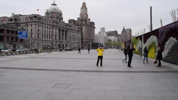 TIME LAPSE: HSBC Building, the Bund, Tourrists walking by on cloudy day — стоковое видео