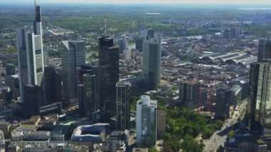 Frankfurt 'un yukarısında İHA' nın Güzel Yaz Günışığı 'nda gökdelenleri seyretmesiyle