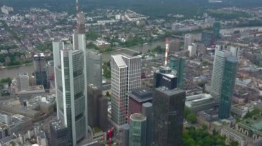 Frankfurt am Main, Almanya Skyline Gökdelen Çatıları Bulutlu Bulutlu Gün 'de Görkemli Görüş 