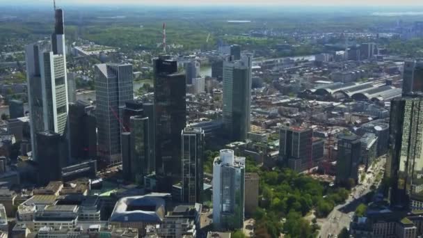 Luftfahrt über Frankfurt am Main: Drohne blickt bei schönem Sommersonnenschein auf Wolkenkratzer — Stockvideo