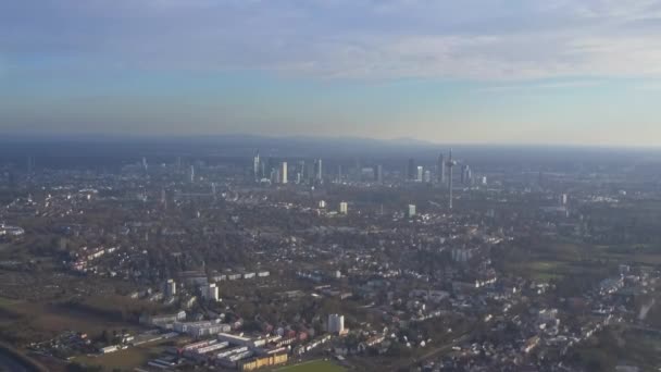 AERIAL: Frankfurt am Main från långt borta vid Sunshine — Stockvideo