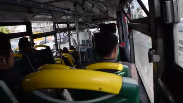 ČAS LAPSE: Autobus, MHD v Šanghaji v Číně, asijští muži a žena sedí v autobuse řízení za denního světla zastavení na zastávce lidé nastupují — Stock video
